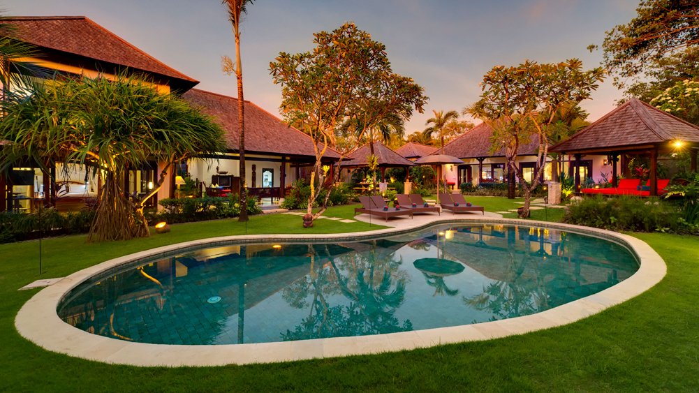 Villa Kakatua - Pool and villa at sunset